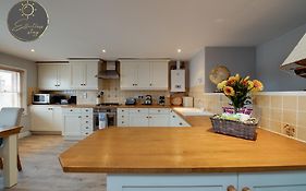 Leeward House -Amazing Sea Views, Parking,High Street Location, Wifi