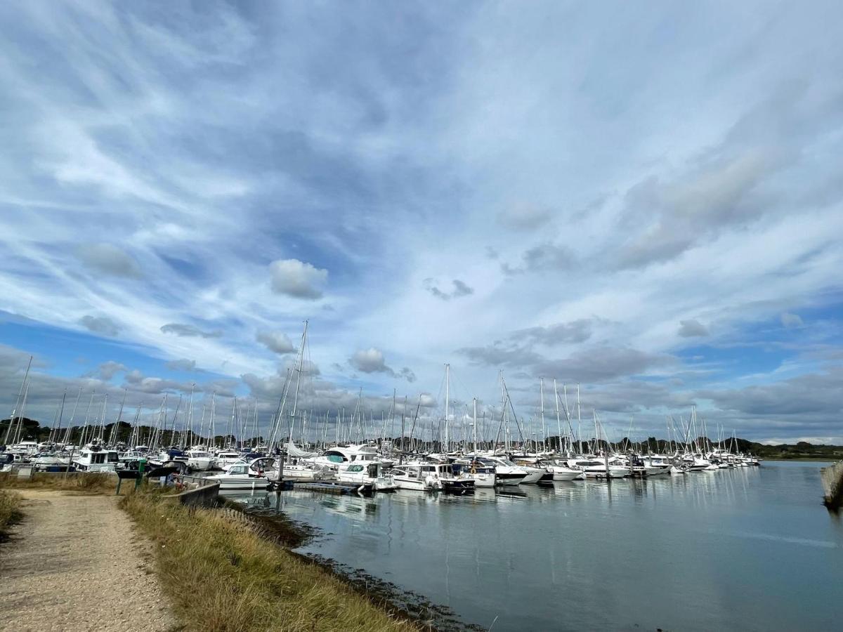 Leeward House -Stunning Sea Views, Parking, Luxury, High Street Location, Wifi Lymington Exterior photo